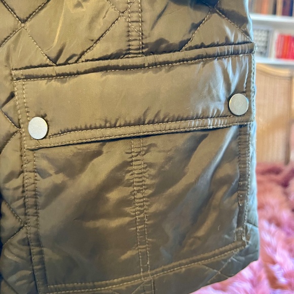 Banana Republic Women's Puffer Vest - Picture 7 of 10